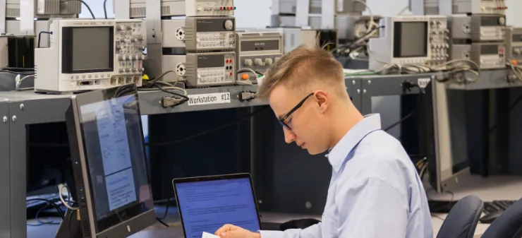 Student working in a computer lab